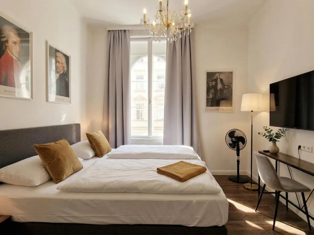 Zimmer mit Straßenblick