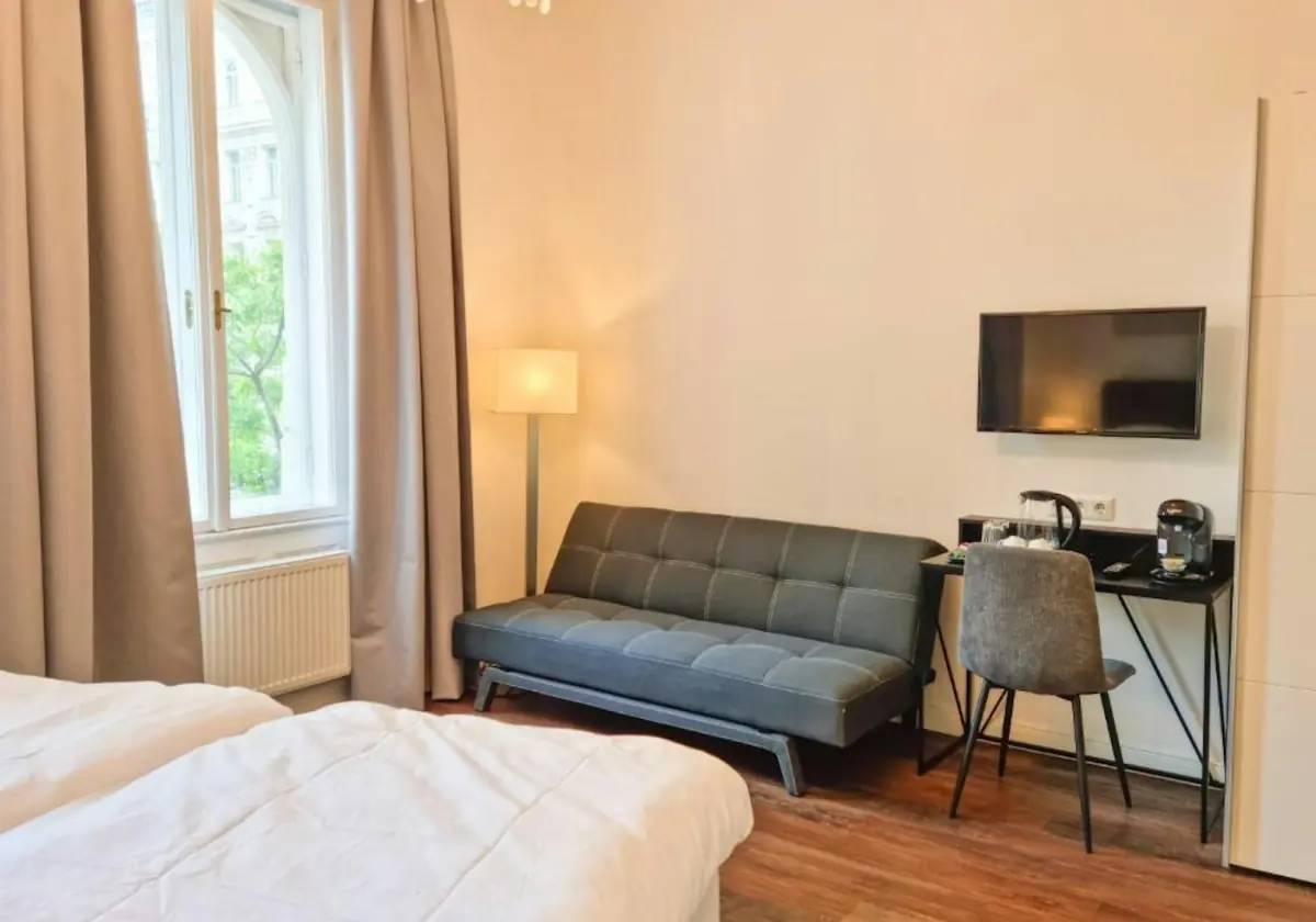 Familienzimmer mit Straßenblick