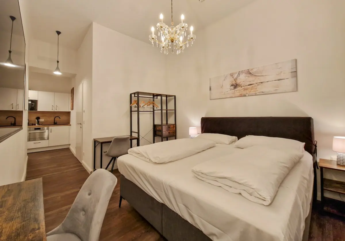 Studio mit Küche & Straßenblick
